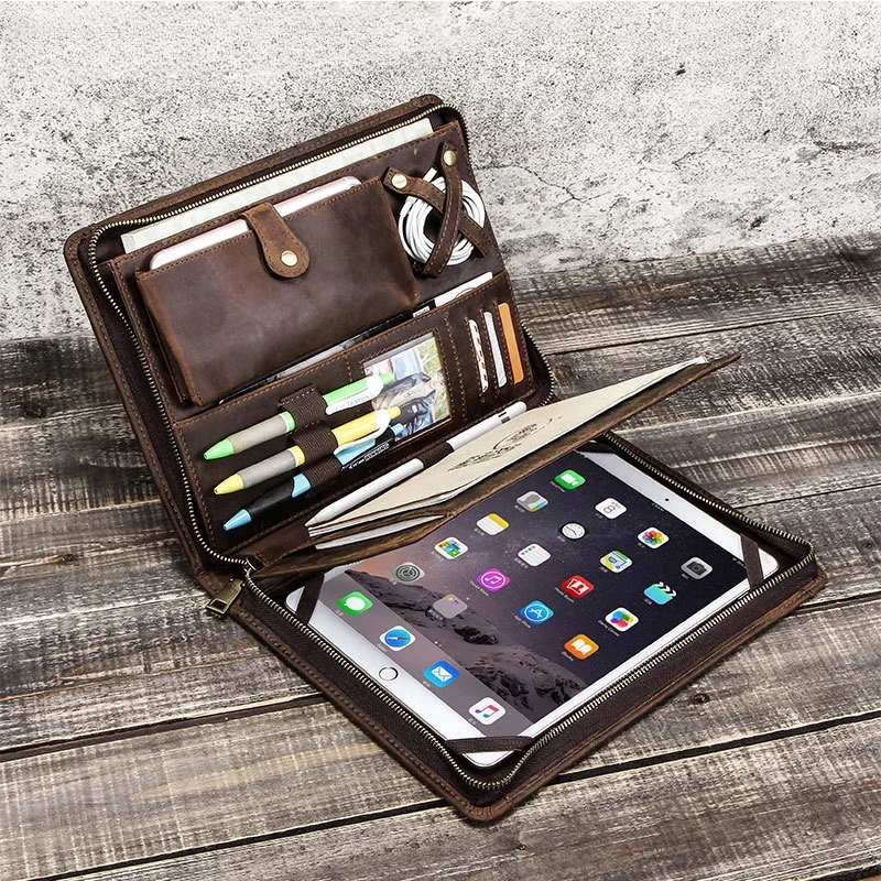 Tech Accessories For A Tablet - กระเป๋าหนังใส่แท็บเล็ตสำหรับ Apple iPad พร้อมช่องใส่ปากกาแบบซิป สายดาต้า และอุปกรณ์เสริมสำหรับโทรศัพท์มือถือ